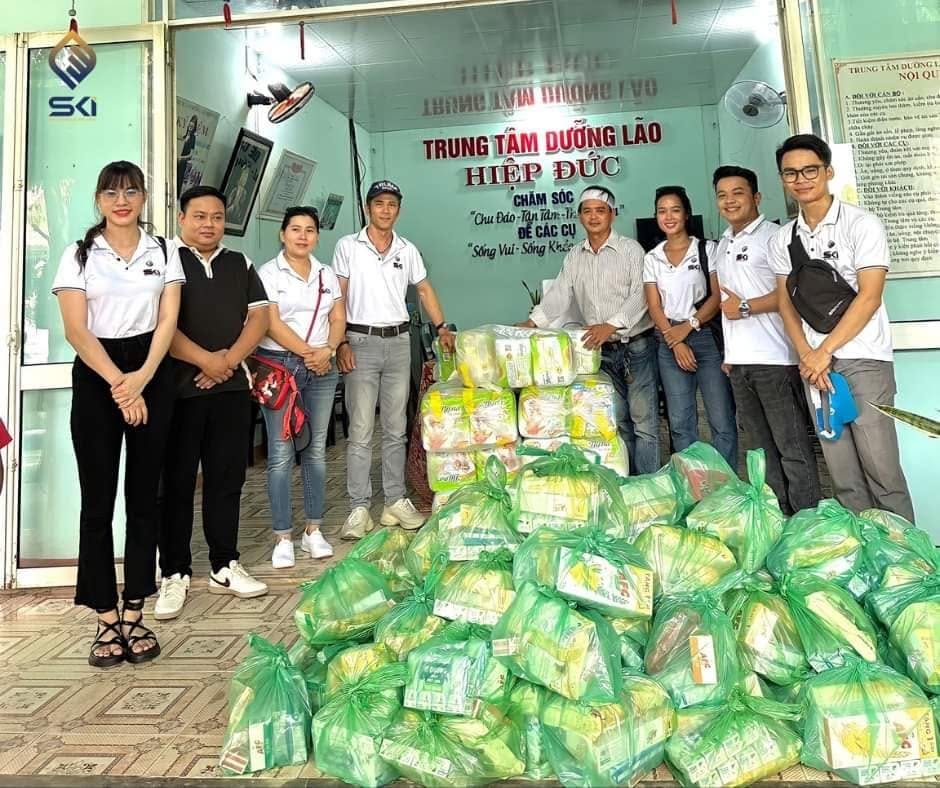Khoảnh khắc trao chứng nhận học viên